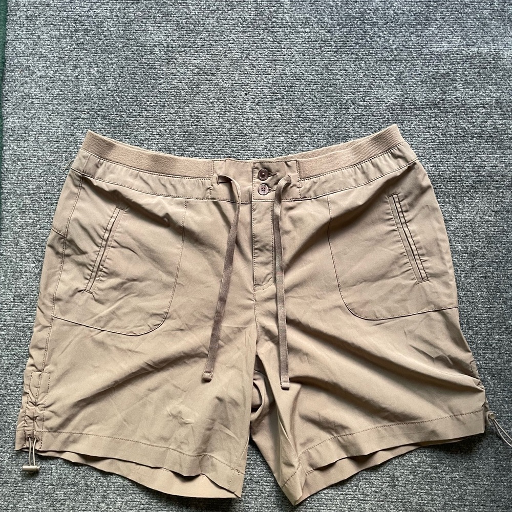 Khakis & Co. women’s outdoor shorts style  87% polyester / 13% spandex size 16